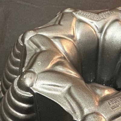 Vintage Mirro Aluminum Cake Plate And Cover and Bundt Cake Pan