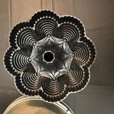 Vintage Mirro Aluminum Cake Plate And Cover and Bundt Cake Pan