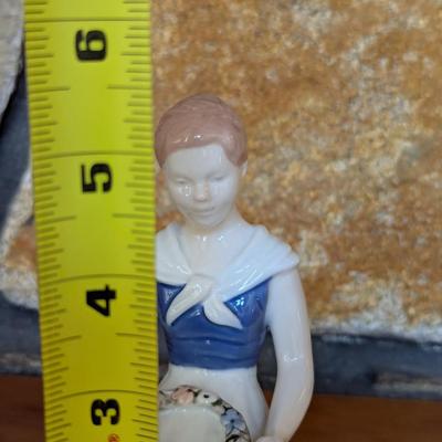 B & G Bing & Grondahl "Girl With Garland" Glazed Porcelain Figurine (FR)
