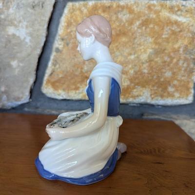 B & G Bing & Grondahl "Girl With Garland" Glazed Porcelain Figurine (FR)