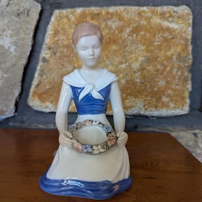 B & G Bing & Grondahl "Girl With Garland" Glazed Porcelain Figurine (FR)