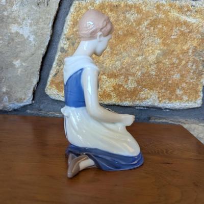 B & G Bing & Grondahl "Girl With Garland" Glazed Porcelain Figurine (FR)