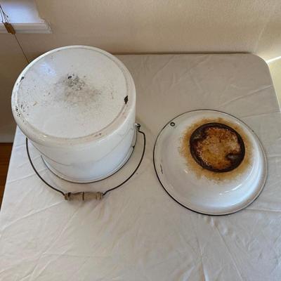A LARGE ENAMEL STOCK POT AND BOWL