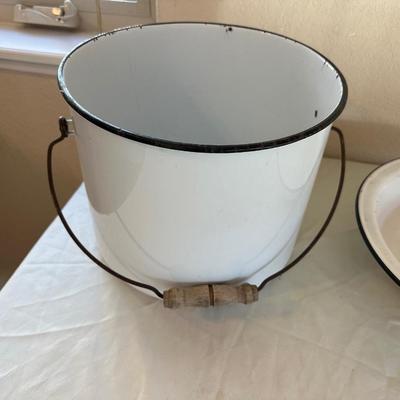 A LARGE ENAMEL STOCK POT AND BOWL