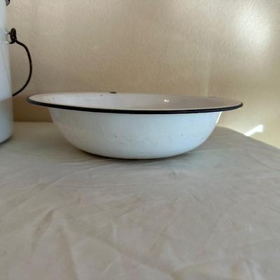 A LARGE ENAMEL STOCK POT AND BOWL