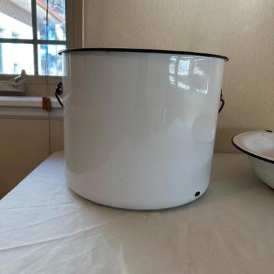 A LARGE ENAMEL STOCK POT AND BOWL