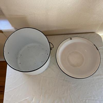 A LARGE ENAMEL STOCK POT AND BOWL