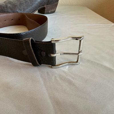 MEN'S JUSTINE WESTERN BOOTS SIZE 10D AND A COWHIDE LEATHER BELT (38)