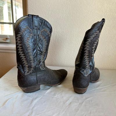 MEN'S JUSTINE WESTERN BOOTS SIZE 10D AND A COWHIDE LEATHER BELT (38)