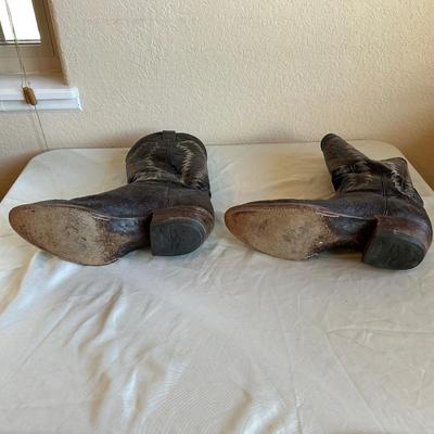 MEN'S JUSTINE WESTERN BOOTS SIZE 10D AND A COWHIDE LEATHER BELT (38)