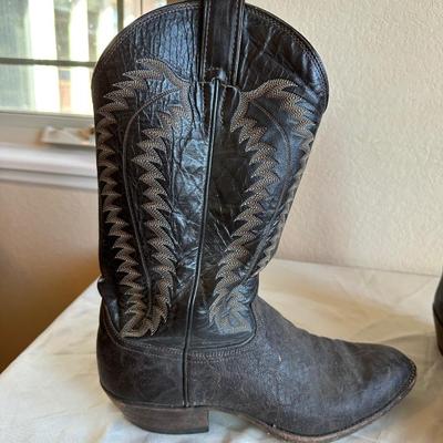 MEN'S JUSTINE WESTERN BOOTS SIZE 10D AND A COWHIDE LEATHER BELT (38)