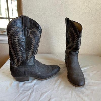 MEN'S JUSTINE WESTERN BOOTS SIZE 10D AND A COWHIDE LEATHER BELT (38)