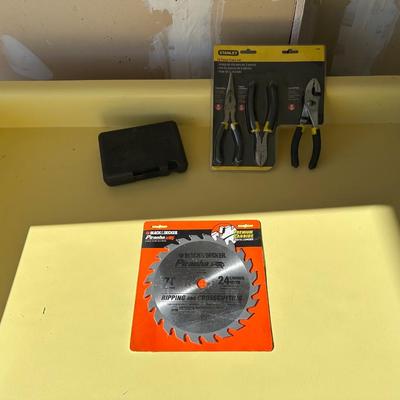 GRIP-TITE SUPER SOCKETS, NEW 7 1/4 SAW BLADE AND NEW 3 PC PLIER SET