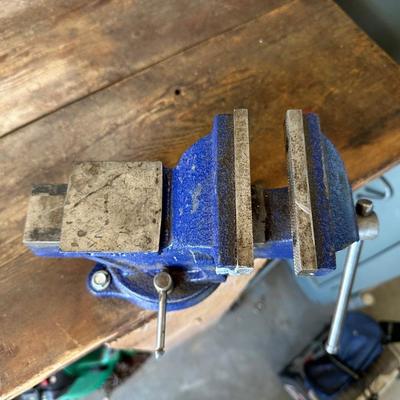 4" SWIVEL BENCH VISE WITH ANVIL