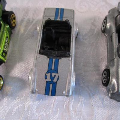 5 Hot Wheels cars