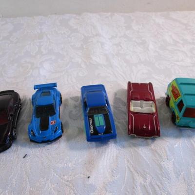 5 Hot Wheels cars