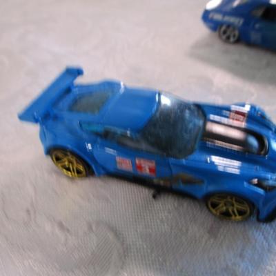 5 Hot Wheels cars