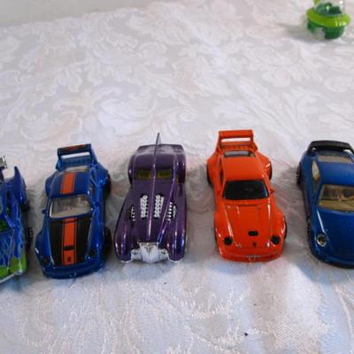 5 Hot Wheels cars