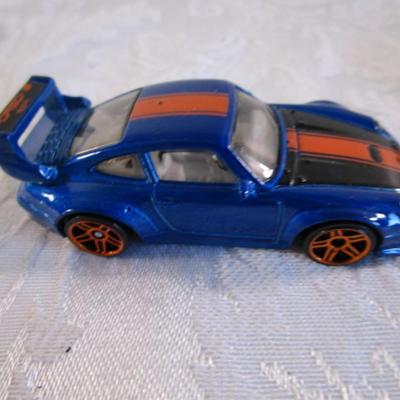 5 Hot Wheels cars
