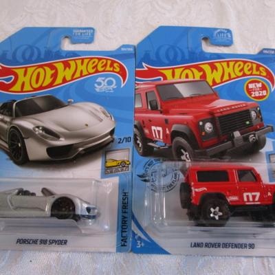 2 Hot Wheels cars