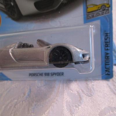 2 Hot Wheels cars