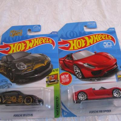 2 Hot Wheels cars