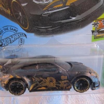 2 Hot Wheels cars