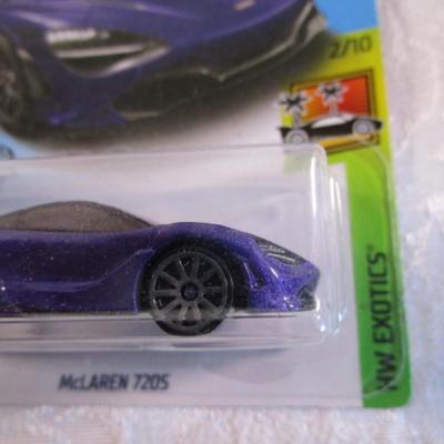 2 Hot Wheels cars