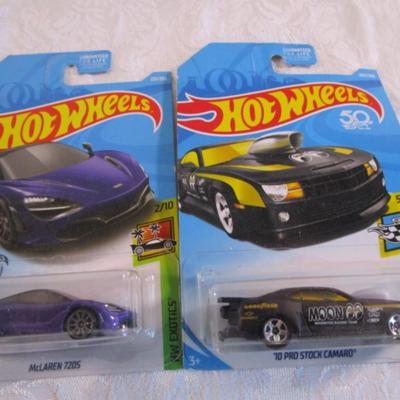 2 Hot Wheels cars