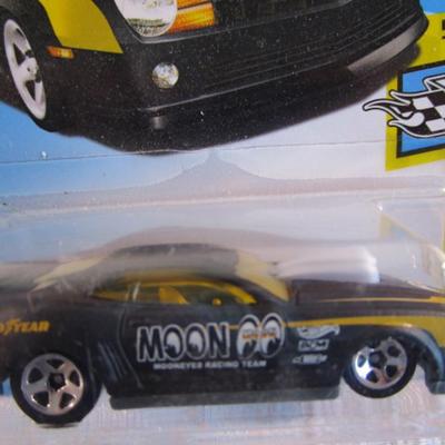 2 Hot Wheels cars