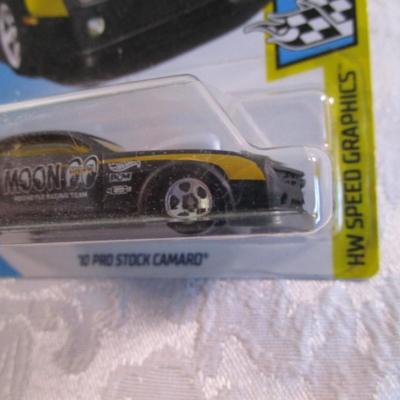 2 Hot Wheels cars