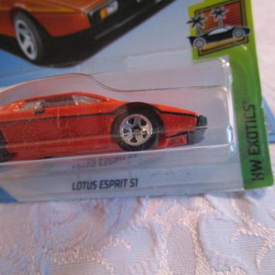 2 Hot Wheels cars