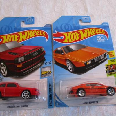 2 Hot Wheels cars