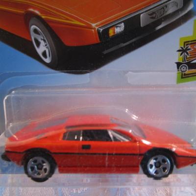 2 Hot Wheels cars