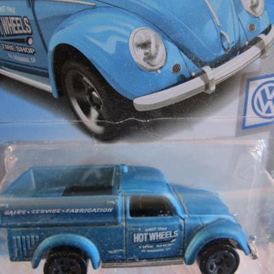 2 Hot Wheels cars