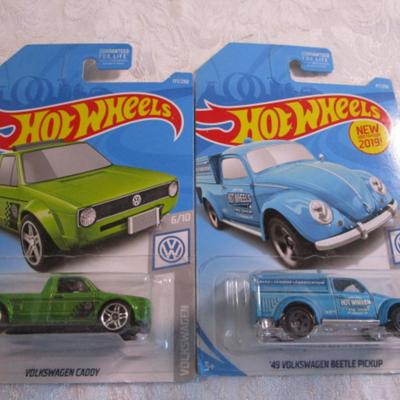 2 Hot Wheels cars