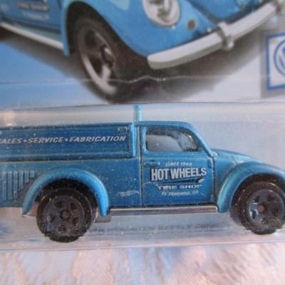 2 Hot Wheels cars