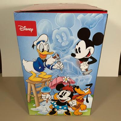 LOT 42 B: NIP 2005 Disney Ice Shaver