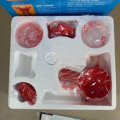 LOT 42 B: NIP 2005 Disney Ice Shaver