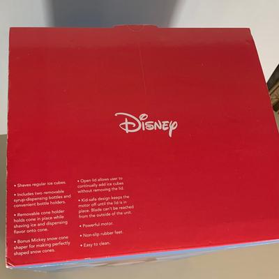 LOT 42 B: NIP 2005 Disney Ice Shaver