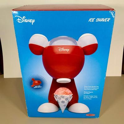 LOT 42 B: NIP 2005 Disney Ice Shaver