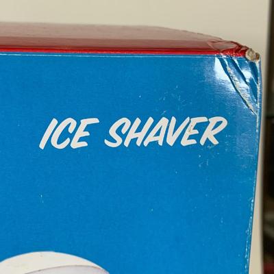 LOT 42 B: NIP 2005 Disney Ice Shaver