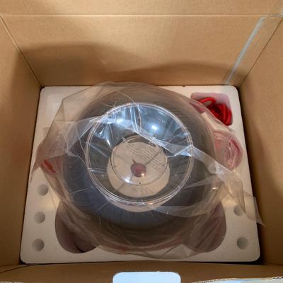 LOT 44 B: NIP 2004 Disney Popcorn Popper