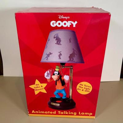 LOT 45 B: NIP Disney's Goofy Animated Talking Lamp Model #020082