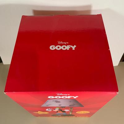LOT 45 B: NIP Disney's Goofy Animated Talking Lamp Model #020082