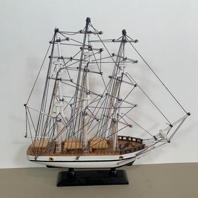 LOT 52 A: Model Ships "Constitution" & "Cutty Sark"