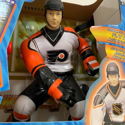 LOT 62 A: 2 NIP SNI NHL Philadelphia Flyers Remote Control Hockey Players