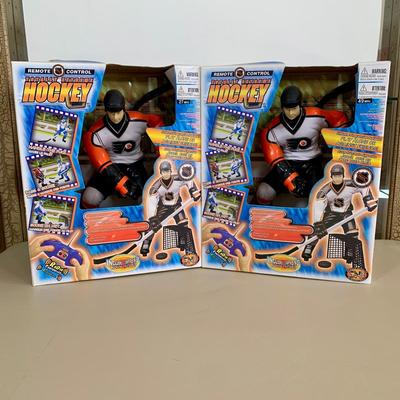 LOT 62 A: 2 NIP SNI NHL Philadelphia Flyers Remote Control Hockey Players