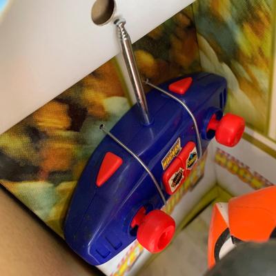 LOT 62 A: 2 NIP SNI NHL Philadelphia Flyers Remote Control Hockey Players