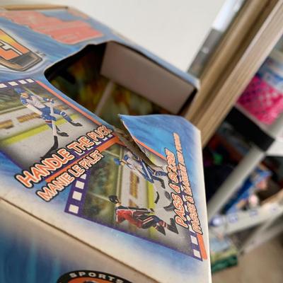 LOT 62 A: 2 NIP SNI NHL Philadelphia Flyers Remote Control Hockey Players